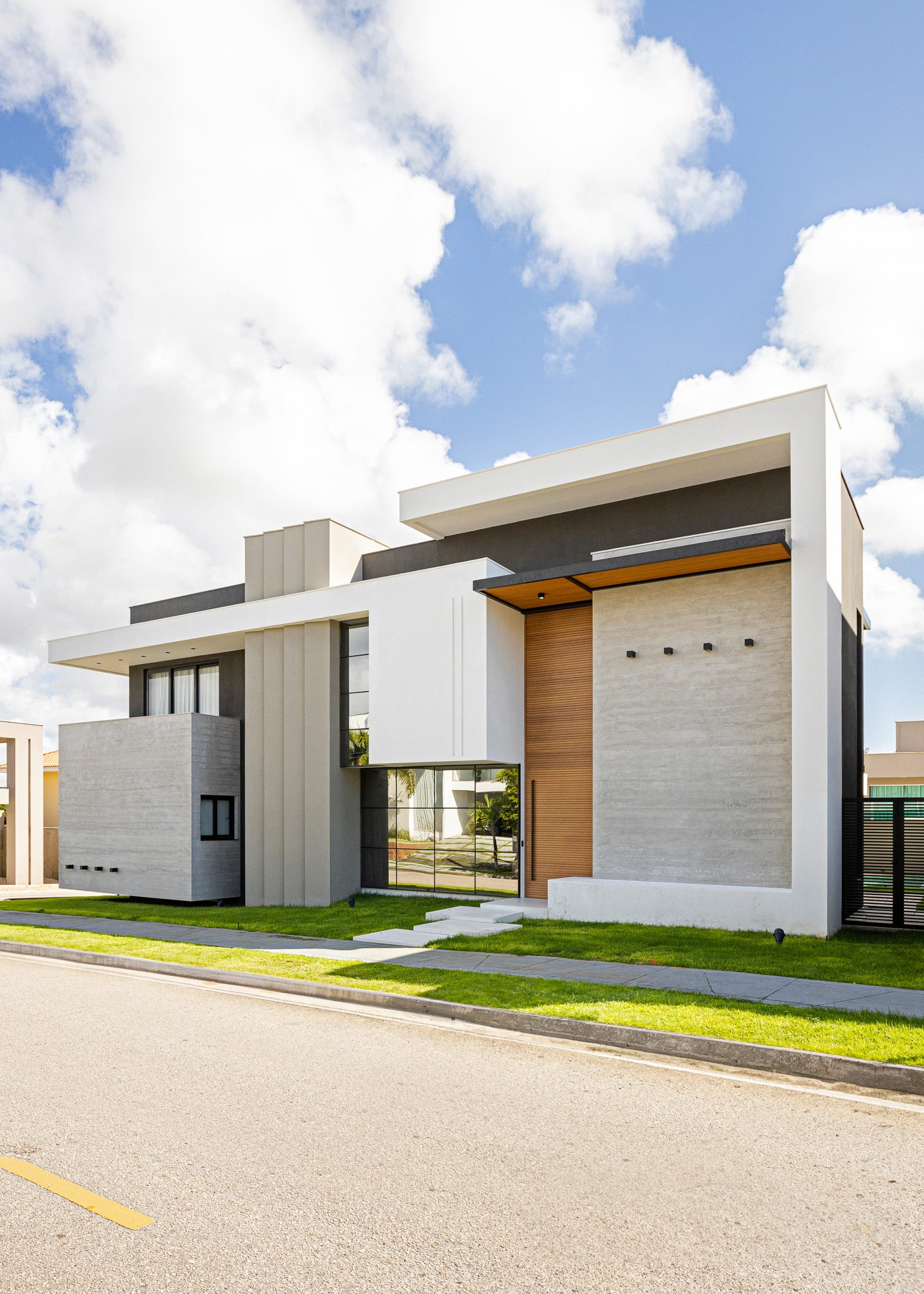 Residência contemporânea de fachada clara sob o céu azul